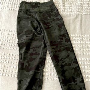 lululemon athletica Women’s Camouflage Leggings in Olive & Black